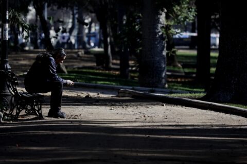 Encuesta de Bienestar Social: 1,5 millones de adultos en Chile se sienten solos “casi siempre” o “siempre”