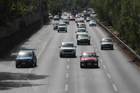Más de 400 mil vehículos saldrán de la RM: Carabineros llama a evitar horarios de mayor congestión