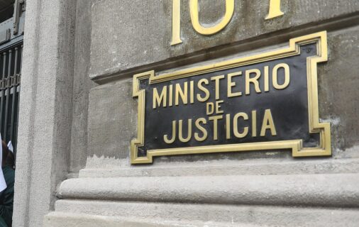 Ministerio de Justicia firma decretos para el cese de 35 notarios y conservadores mayores de 75 años