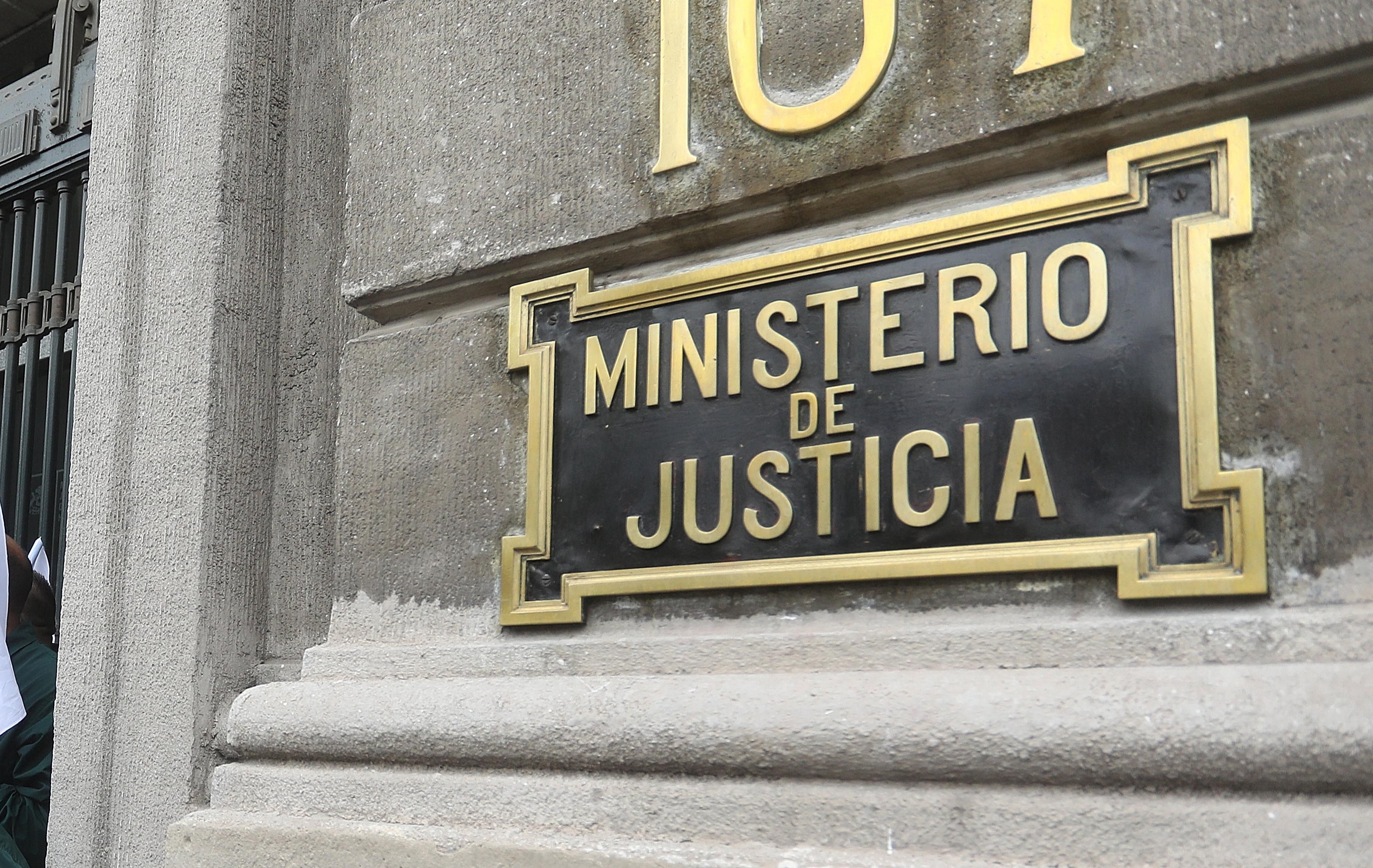 Ministerio de Justicia firma decretos para el cese de 35 notarios y conservadores mayores de 75 años