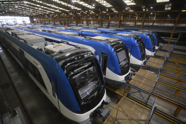 EFE posterga tramo soterrado del Tren Melipilla y servicio no llegará inicialmente a Estación Central: ¿Por qué se declaró desierta la licitación?
