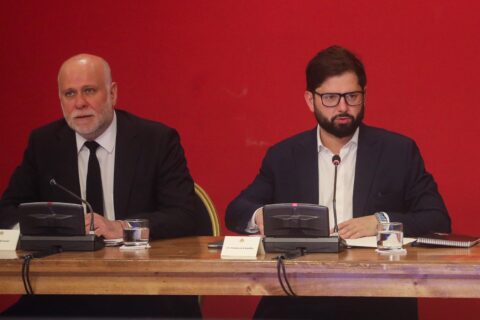 “Le prometí que las nuevas generaciones iban a saber de su lucha” y “deja una huella profunda en la historia”: Gabriel Boric y Álvaro Elizalde despiden a Camilo Escalona