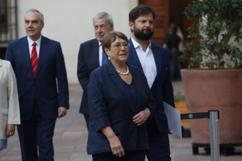 “Esto nos deja muy mal parados” y “nada de esto ayuda”: Karla Rubilar por carta de Boric y Bachelet al Presidente Kast por adhesión de Chile al Escudo de las Américas