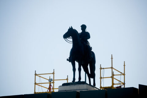 Monumento a Baquedano queda nuevamente visible tras retiro de los muros: Estará emplazado en la remodelación de Plaza Italia