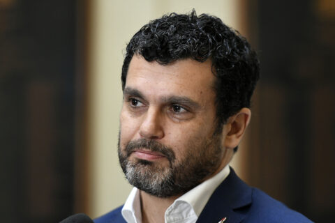 Hasta 5 años de cárcel: Diputado Bassa (FA) ingresa proyecto que tipifica como delito el uso de bots en campañas electorales