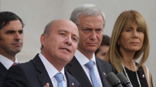 Se desploma el optimismo económico según Cadem: Un 63% cree que Chile va por mal camino y un 91% tiene expectativas negativas sobre el empleo
