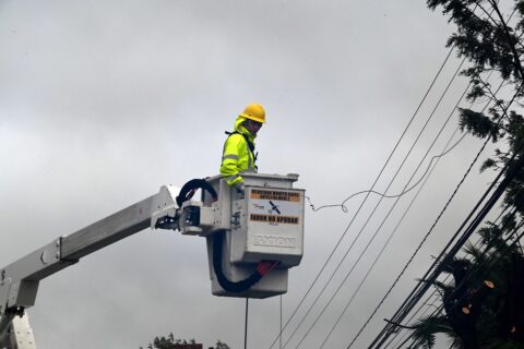 Corte de luz deja a más de 130 mil clientes sin suministro en la Región Metropolitana