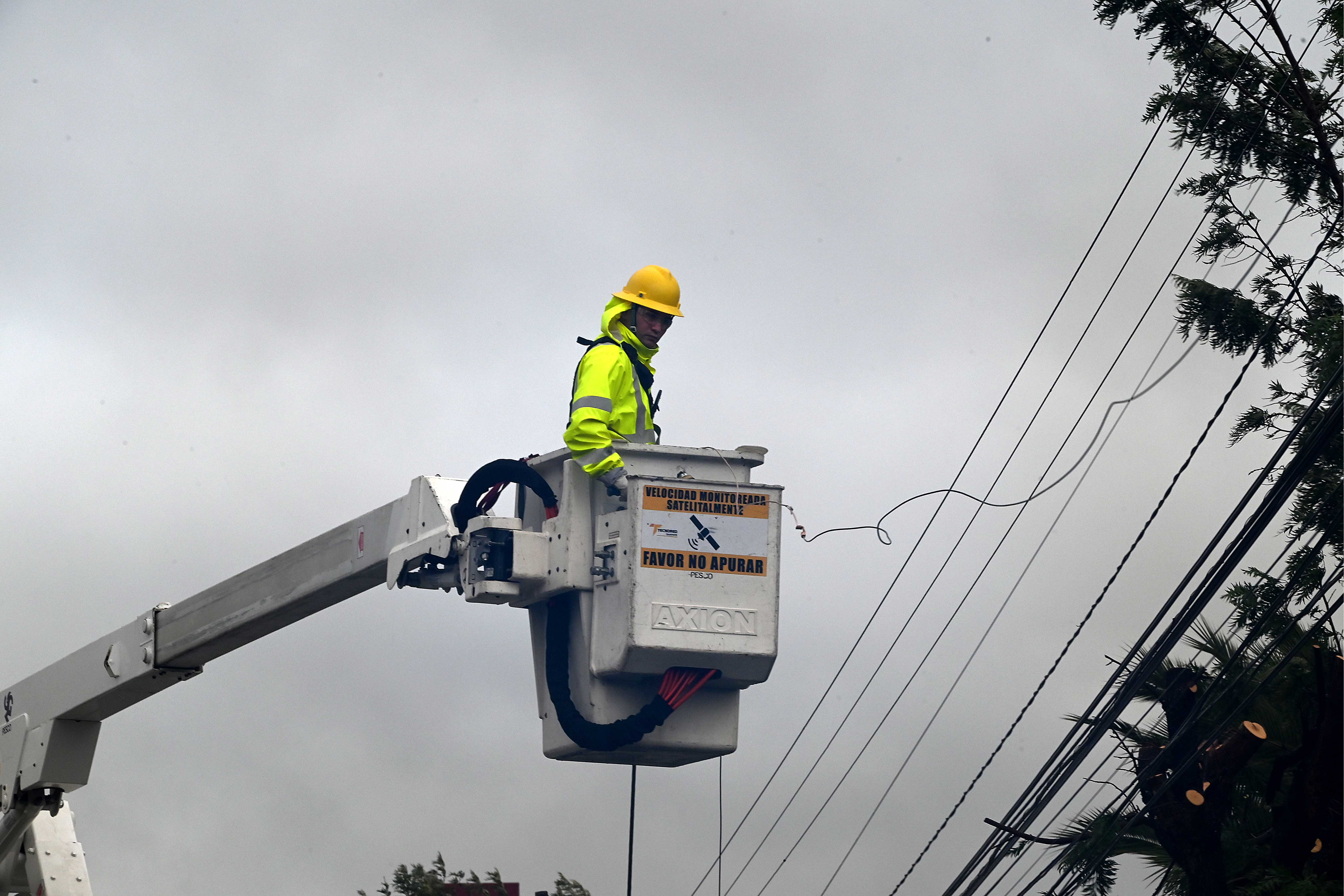 Corte de luz deja a más de 130 mil clientes sin suministro en la Región Metropolitana