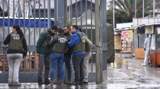 Menor de edad cae desde el piso 9 de un edificio en la comuna de Santiago: Fue trasladado de urgencia