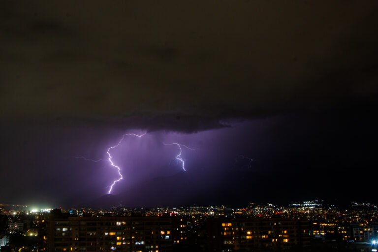 Probabilidad de tormentas eléctricas y rachas de hasta 80 km/h: DMC emite aviso para la zona centro-sur