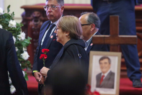 Michelle Bachelet llega hasta el ex Congreso Nacional para despedirse del histórico líder socialista, Camilo Escalona