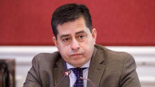 Senador Araya dice que Gobierno le transmitió disposición para retirar reforma de seguridad 