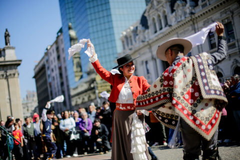 Fiestas Patrias 2026: ¿Cuál es el origen de la cueca y por qué se usa un pañuelo para bailar?