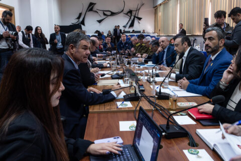 La Comisión de Seguridad Pública del Senado sesiona en dependencias de la Municipalidad de San Bernardo para analizar los riesgos que enfrentan las autoridades de elección popular en el ejercicio de sus funciones, ante la presencia y avance del crimen organizado en el país. La sesión se realiza en la comuna luego de las amenazas recibidas por el alcalde de San Bernardo/Agencia Uno