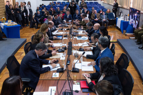 La Comisión de Seguridad Pública del Senado sesiona en dependencias de la Municipalidad de San Bernardo para analizar los riesgos que enfrentan las autoridades de elección popular en el ejercicio de sus funciones, ante la presencia y avance del crimen organizado en el país. La sesión se realiza en la comuna luego de las amenazas recibidas por el alcalde de San Bernardo/Agencia Uno