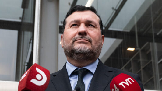 El Fiscal Regional Metropolitano Sur, Héctor Barros Vásquez, en su llegada al Centro de Justicia en marco del inicio del primer juicio oral por el secuestro con homicidio del exteniente venezolano Ronald Ojeda. El proceso se desarrolla a partir de la acusación presentada por el Ministerio Público contra el ciudadano venezolano Maickel David Villegas Rodríguez, quien fue extraditado desde Costa Rica en 2024 y es sindicado como uno de los presuntos autores del delito/Agencia Uno
