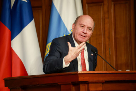 Ministro Quiroz vuelve a respaldar el 