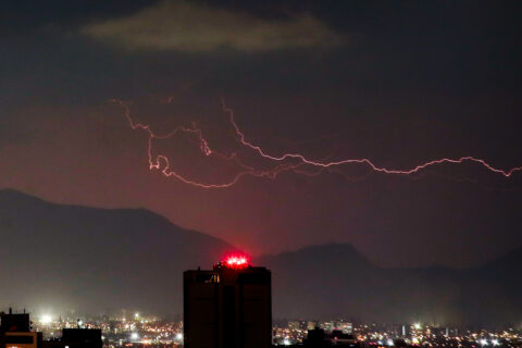 Alerta meteorológica en la zona central en Fiestas Patrias: DMC prevé vientos de hasta 90 km/h y probabilidad de tormentas eléctricas