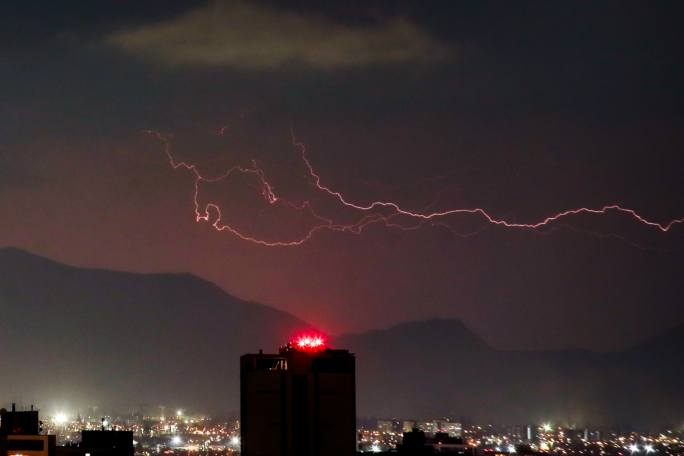 Alerta meteorológica en la zona central en Fiestas Patrias: DMC prevé vientos de hasta 90 km/h y probabilidad de tormentas eléctricas