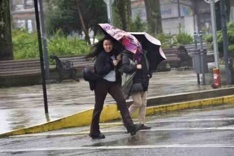 Balance por sistema frontal: Advierten que peak de lluvias será esta noche y reportan las primeras viviendas anegadas