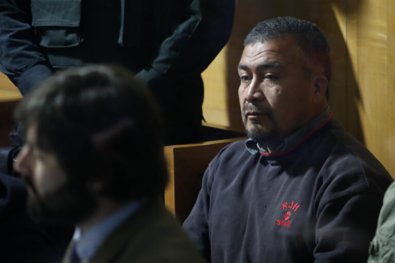 Héctor Llaitul recibe distinción en Francia: Hijo viajó a recibirla debido a la condena de 23 años del líder de la CAM