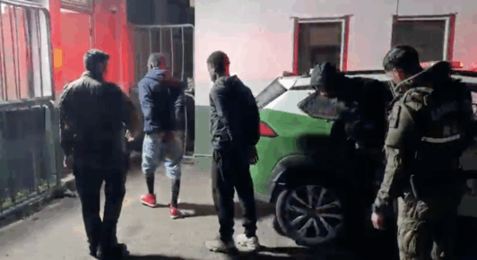 Detienen a tres sujetos tras asaltar a mujer y disparar contra un auto en barrio Franklin: Carabineros recuperó bolso con dinero