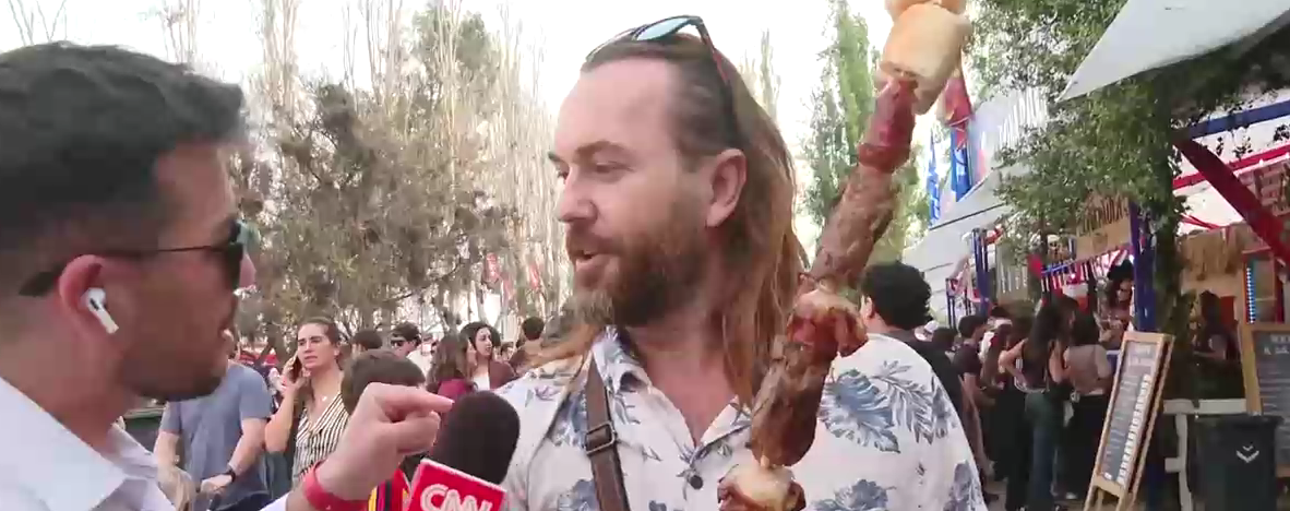 Albanés disfruta por primera vez de las Fiestas Patrias en Chile y dice que “el terremoto está muy rico”