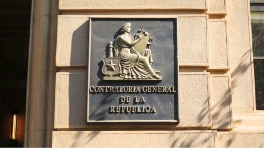 Contraloría detecta 485 funcionarios suspendidos: Estado pagó $671 millones de remuneraciones en los 10 casos más prolongados