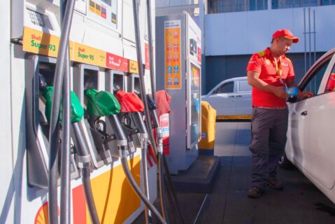 ¿Nuevo golpe al bolsillo? Bencinas podrían subir cerca de $39 por litro y diésel hasta $100 a comienzos de octubre, según economista