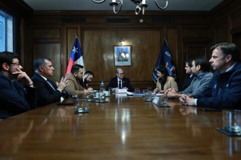 Ministro Arrau se reúne con la ACHM y acuerdan medidas de seguridad tras amenazas contra alcalde White