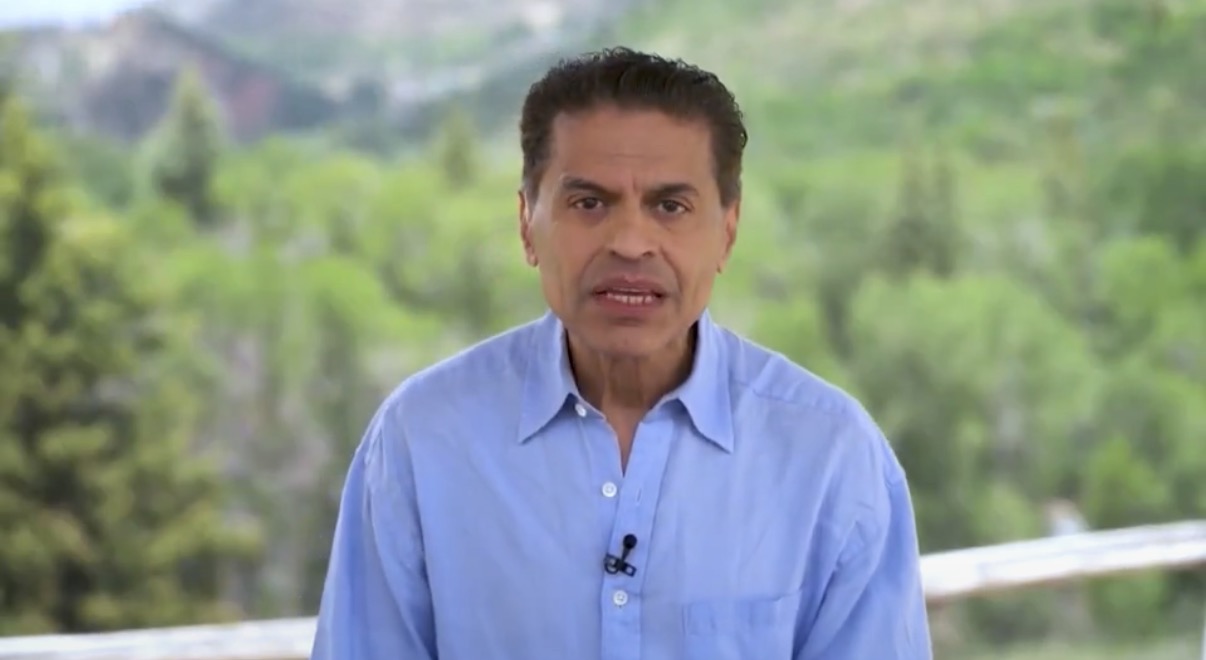 Fareed Zakaria alerta por propuesta de excepción constitucional del sector de Kast y advierte: “De pronto, has creado a un presidente autoritario”