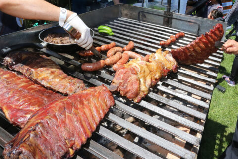 Hebras metálicas en el asado: El riesgo detrás de limpiar la parrilla con escobillas de acero