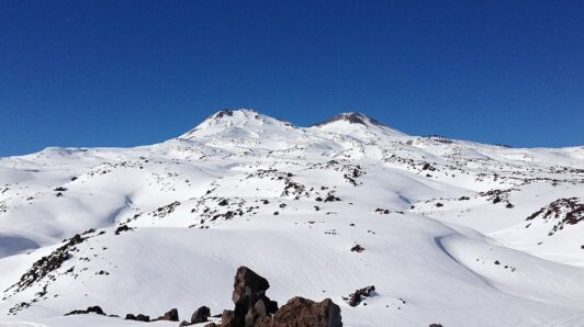 Volcán Nevados de Chillán registra pulso eruptivo con columna de piroclastos de 380 metros