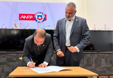 Tras detectarse más de 100 futbolistas sin permiso laboral: ANFP y SERMIG firman alianza para combatir la contratación regular de jugadores