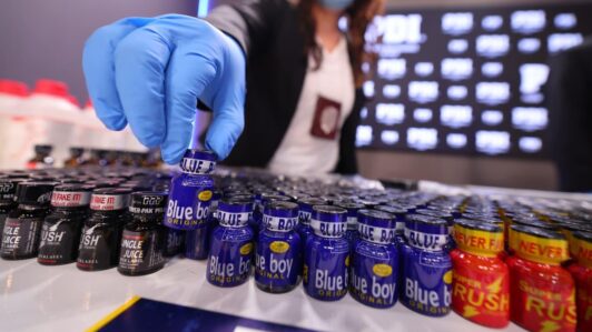 Detienen a bioquímico por fabricación y distribución de popper, ketamina y más drogas en Valparaíso: Lideraba laboratorio clandestino
