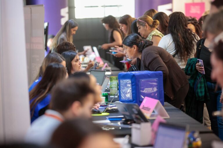 Feria laboral impulsada por Providencia ofrecerá más de 300 empleos: Revisa fechas, horarios y actividades