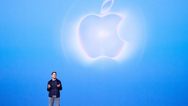 Acción de Apple cae cerca de 1% pese al lanzamiento del iPhone Duo, su primer plegable