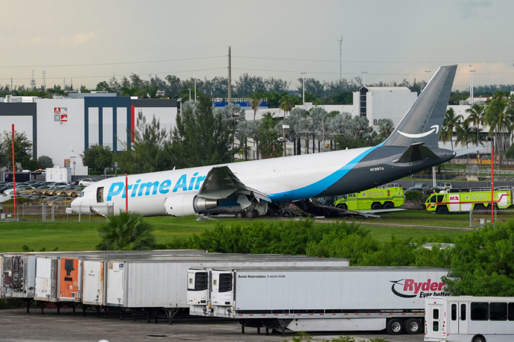 Avión de carga de Amazon impactó a furgoneta con siete ocupantes al estrellarse en Miami