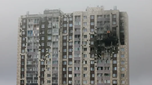 Moscú es blanco de ataque con más de mil drones: Reportan muerte de al menos dos personas y daños en refinería de petróleo