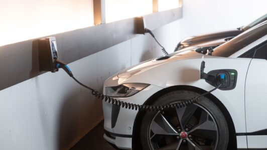 Cadem: 59% de los chilenos elegiría hoy un auto eléctrico o híbrido e intención de compra se dispara a 77% a cinco años