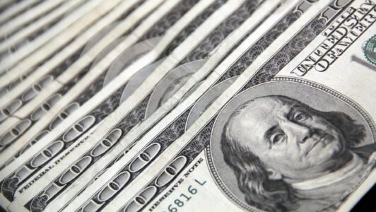 Dólar escala más de $10 y supera los $940 tras caída del cobre y temores inflacionarios