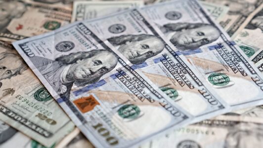 Dólar retrocede casi $10 tras sorpresivo IPC de agosto y fuerte alza del cobre