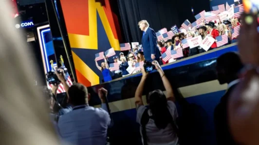 El presidente Donald Trump sube al escenario en la primera convención republicana de mitad de mandato, celebrada en el American Airlines Center de Dallas, el miércoles 9 de septiembre. Tristen Rouse/CNN