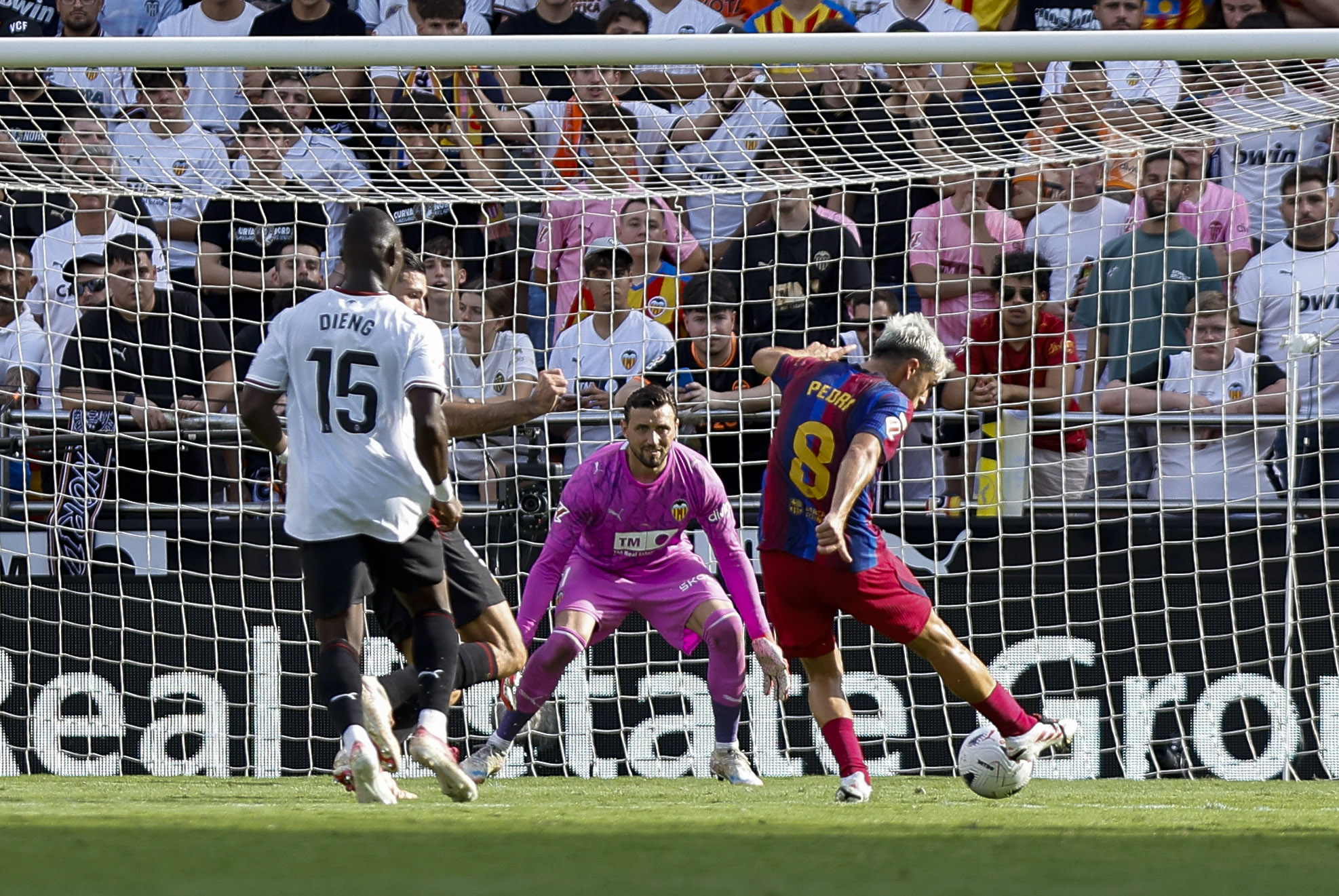 El jugador del Barcelona Pedro González "Pedri", celebra su gol contra el Valencia, durante el partido de la jornada 4 de LaLiga entre Valencia y Barcelona, este domingo en el estadio de Mestalla.EFE/ Biel Aliño