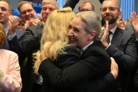 La colíder del partido de ultraderecha AfD, Alice Weidel, en el centro a la derecha, y la principal candidata de la AfD para Berlín, Kristin Brinker, reaccionan tras el anuncio de las primeras encuestas a pie de urna. Ralf Hirschberger/AFP/Getty Images
