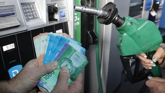 Expertos anticipan nuevas alzas de hasta $40 para las bencinas y más de $100 para el diésel