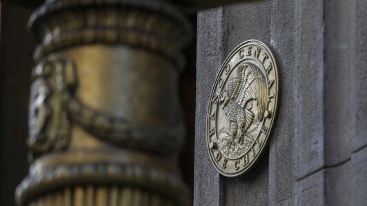 Expertos recomiendan mantener la TPM en 4,5% tras debilidad económica y tensión geopolítica