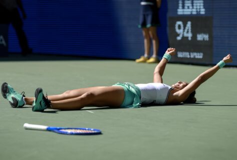 La china Qinwen Zheng, número 121 de la clasificación mundial, se clasificó este lunes para los cuartos de final del Abierto de Estados Unidos al imponerse por 7-5 y 6-3 a la polaca Iga Swiatek, número ocho y exnúmero uno. EFE/EPA/CRISTOBAL HERRERA-ULASHKEVICH