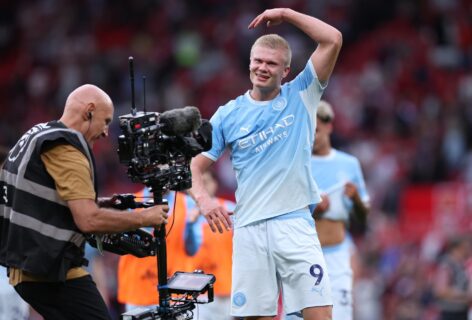 Haaland rescata al City con diez y silencia Old Trafford en el derby de Manchester