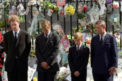 De izquierda a derecha: el conde Spencer, el príncipe William, el príncipe Harry y el príncipe Carlos observan el féretro de la difunta princesa de Gales el día de su funeral. Tim Graham/Getty Images